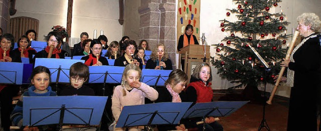 Das Fltenorchester, die Leiterin Gabr...Herrmann-Kremhller (im Hintergrund).   | Foto: Heidi Fssel