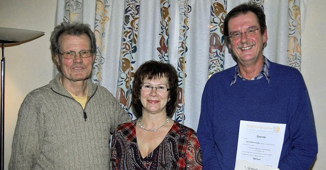 Adeline Irslinger und Helmut Niedermei... an den Hospiz-Leiter Thilo Kerkovius.  | Foto: Renate Tebbel