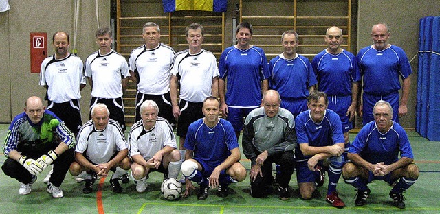 Die -50-Mannschaften des FC Emmending...hwarze Trikots) und des SV Waldkirch.   | Foto: Dietmar Krbs