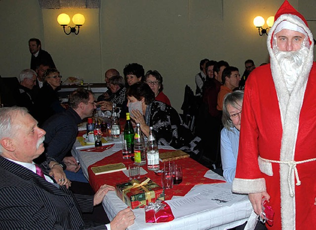 Der Nikolaus kam auch zu RSV-Chef Udo Gollentz.   | Foto: Sedlak