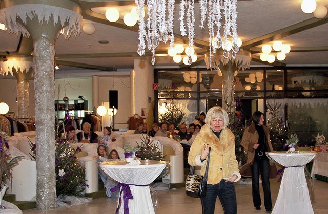 Beim  gut besuchten Weihnachtsmarkt im Kurhaus wurde auch Mode prsentiert.   | Foto: Sigrid umiger