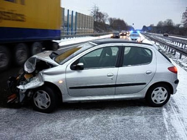 Verkehrsunfall auf der A 5 als Folge e...orausgehenden Drehung auf Schneegltte  | Foto: Autobahnpolizei