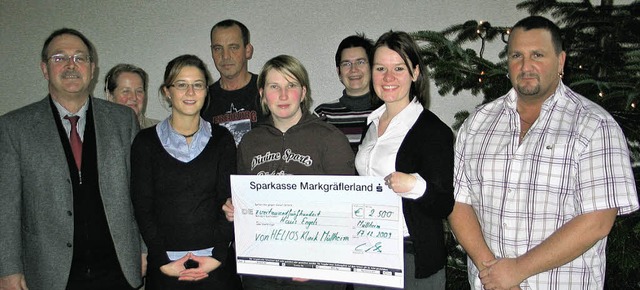 Groe Freude ber den Spendenscheck: U..., Carina Brunotte und Markus Kollmann   | Foto: Jutta Schtz