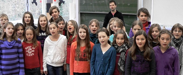 Die Singeklasse des Hochrhein-Gymnasiu...mit Musiklehrer Ulrich Tomm (hinten)    | Foto: Tillessen