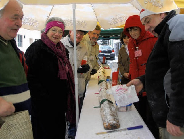 Einen 10 Meter langen Christstollen ba...rmeister Werner Gempp (vorne rechts).   | Foto: Sedlak