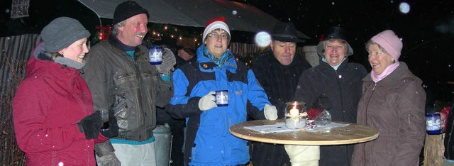 Knisternde Feuer, Punsch und  Glhwein machten  die Klte ertrglich.  | Foto: BURKHARD