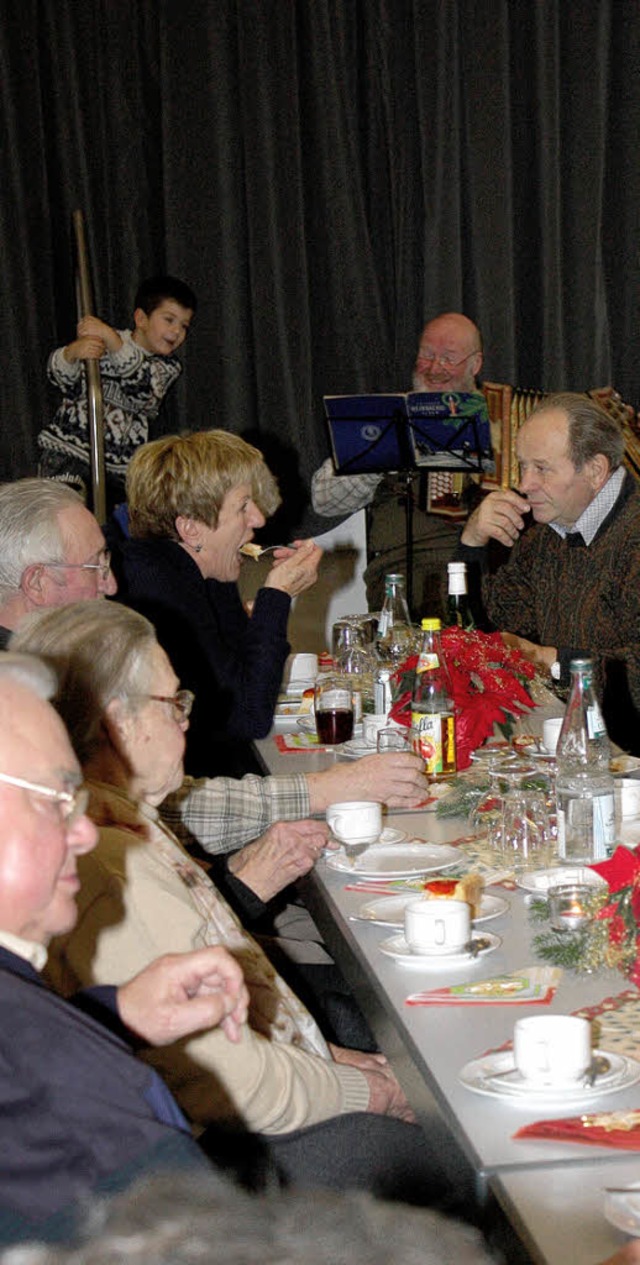 Eine stimmungsvolle gemeinsame Advents...er Senioren im Brchauer Gemeindehaus.  | Foto: Fabry