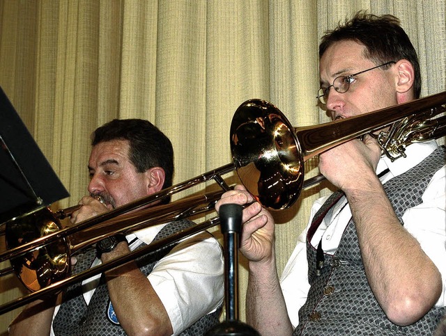 Beim Weihnachtskonzert des Musikverein...und Markus Kiefer mit ihren Posaunen.   | Foto: Paul Berger