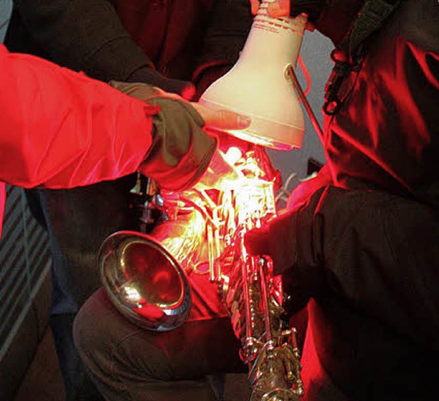 Mit Infrarotlampen versuchten die Musiker, ihre Instrumente wieder aufzutauen.  | Foto: Julia Jacob
