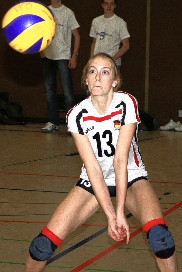 Fixiert den Ball bei der Annahme: Tanja Grosser  | Foto: Gerd Welte