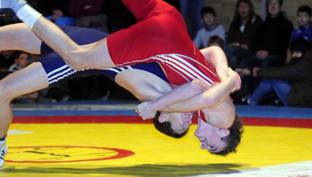 Derby-Action: Pascal Fehrenbacher (RSV...e gegen    Marvin Gr keine Chance.     | Foto:  Wolfgang Knstle