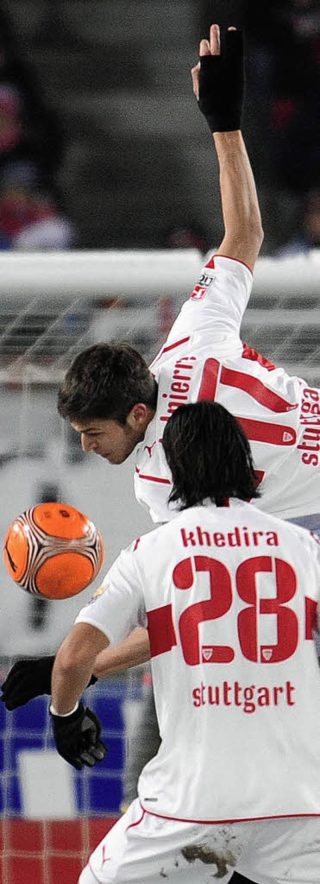 Die Stuttgarter Matthieu Delpierre und Sami Khedira umzingeln den Ball.   | Foto: DDP