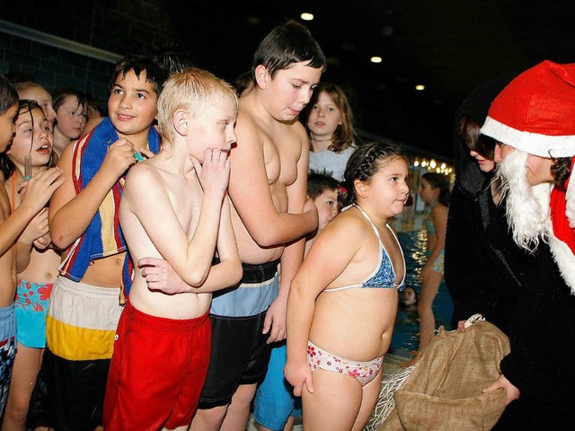 Der Nikolaus war schon im Hallenbad, der Weihnachtsmann kommt allerdings nicht.  | Foto: Heidi Foessel