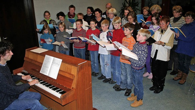 Der Projektchor und die &#8222;Chorwr...eihnachtsoratorium fr Kinder&#8220;.   | Foto: dieter maurer