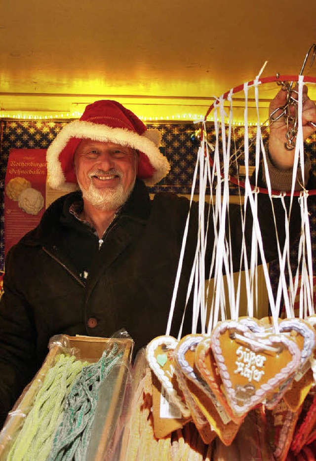 Weihnachten geht durch den Magen: Mit ...dinger Weihnachtsmarkt um die Kunden.   | Foto: Friederike Marx