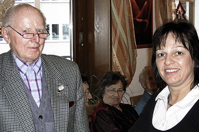 Das Treueabzeichen in Gold mit Stern v... Ulrike Bilharz an Adelbert Kleiser.    | Foto: gert brichta