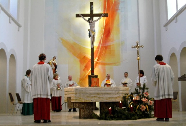 Die Seelsorger Fridolin Matt, Johannes...ierten St.-Nikolaus-Kirche Lenzkirch.   | Foto: Inken Kramer