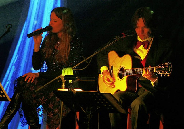 Carola Nief singt und John  M.C. spielt dazu die Gitarre.   | Foto: Heidi Fssel