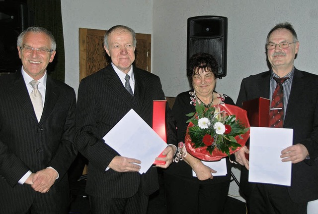 Die bei der Weihnachtsfeier der Ending...semarie Werner, daneben Frieder Meyer   | Foto: Roland Vitt