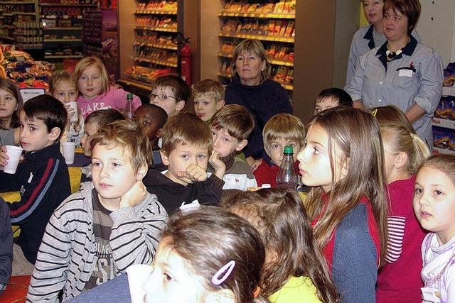 Zweitklssler erkunden den Supermarkt