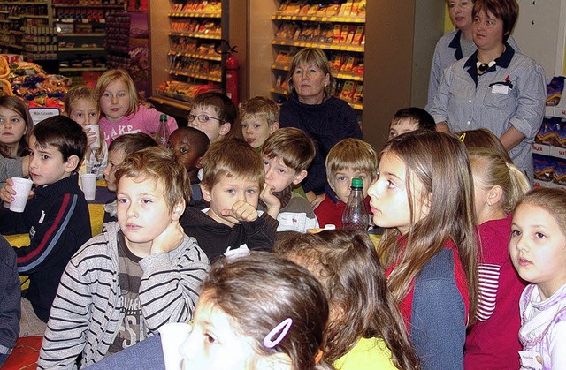 Die Kinder lauschen mehr oder minder gebannt den Ausfhrungen.  | Foto: Karin Wortelkamp