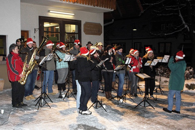 Weihnachtliche Weisen spielte der Musikverein Neuenweg mitten im Belchendorf.   | Foto: Heiner Fabry