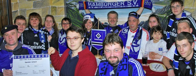 Der HSV-Fanclub Dreilndereck spendet ...ichten den Scheck Pfarrerin Rahmelow.   | Foto: Sedlak
