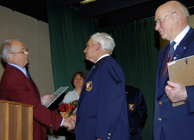 Gregor Isele (Mitte) und Bernhard Dge..., fr 60 Jahre Mitgliedschaft  geehrt.  | Foto: hans-jochen voigt