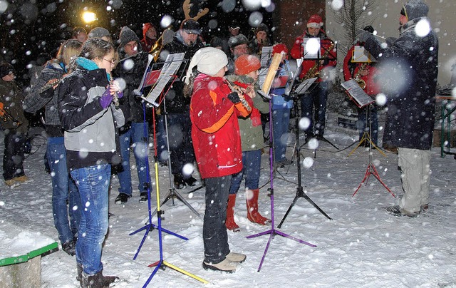 Erst als die Instrumente einzufrieren ... Weihnachtsstndchen vor der  Kirche.   | Foto: Sedlak