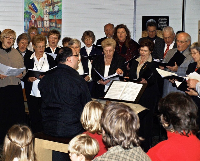 Der Kirchenchor Hauingen der evangelis...us Koch  ein anspruchsvolles Konzert.   | Foto: Paul Schleer