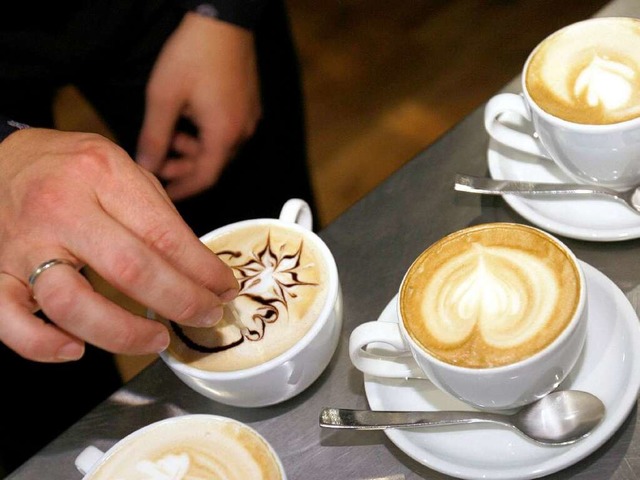 Zu einer erholsamen Pause gehrt ein Kaffee oft dazu.  | Foto: dpa