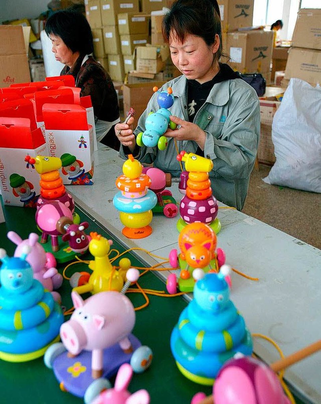 Chinesischen Spielzeughersteller lasse...rbaren Hinterhoffabriken  produzieren.  | Foto: dpa