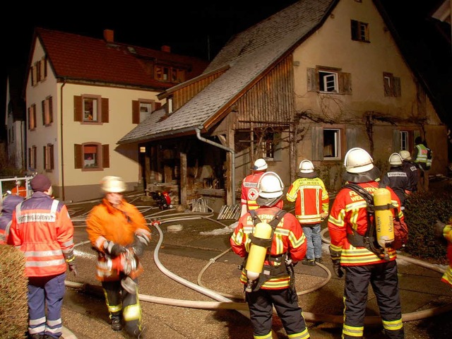 Eine Stunde brauchten die Feuerwehrleu...m das  Feuer im Wohnzimmer zu lschen.  | Foto: Hannes Lauber