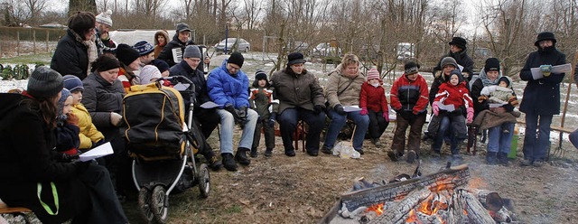 Um das Lagerfeuer versammelten sich di...er an der Waldweihnacht in Ottenheim.   | Foto: Heidi Fssel