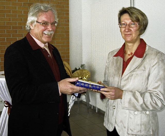 Severin Stief, Vorsitzender des Pfarrg...referentin Elke Kleiser ein  Prsent.   | Foto: Otmar Faller