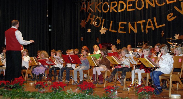 Das Schlerorchester des Akkordeonclubs mit seinem Dirigenten Jrgen Steiert   | Foto: privat