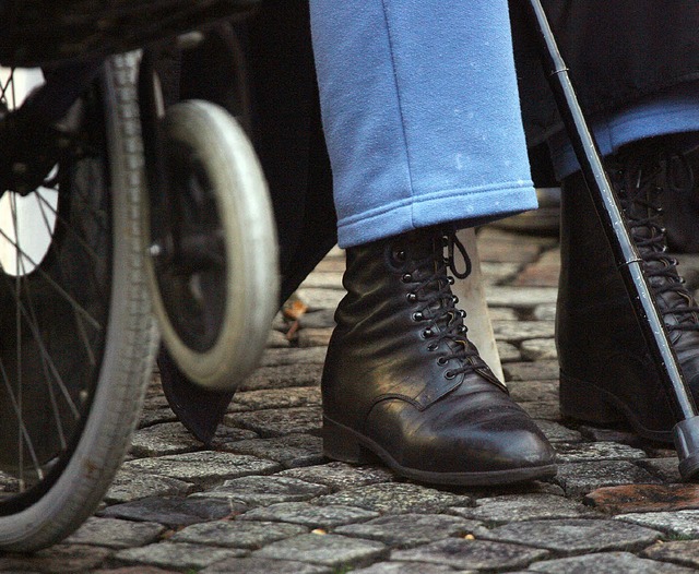 Im Rollstuhl  &#8211; ausgeschlossen oder gleichberechtigt?    | Foto: dpa