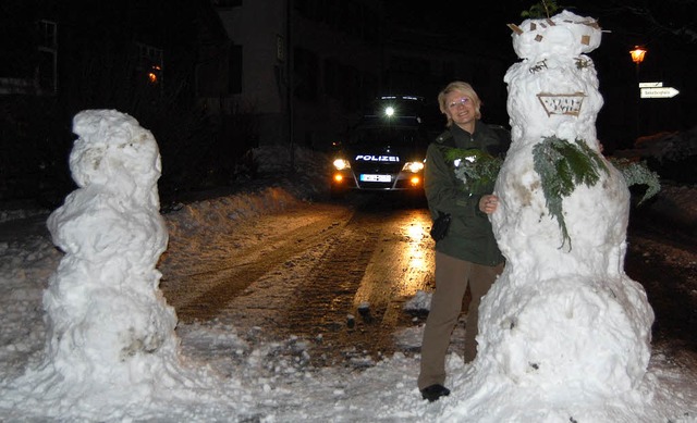 Zwei Schneemnner mit einer Hhe bis z...reute, die Schneemnner  mussten weg.   | Foto: Polizei