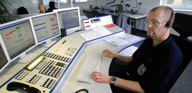 Die Leitstelle ist rund um die Uhr mit...llvertretender Leiter Knut Nabbefeld.   | Foto: Ruda/Gramespacher