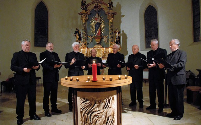 Die Schola Gregoriana Sankt Michael tr...ngen die Stimmung der Weihnachtszeit.   | Foto: Jannik Schall