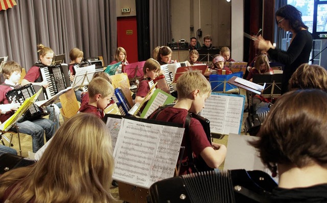 Das Schlerorchester gab einen begeist...ick in sein spielerisches Repertoire.   | Foto: Albert Greiner