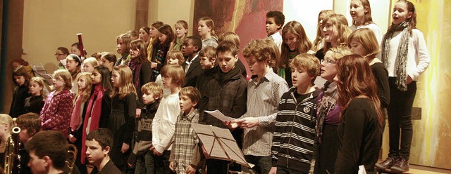 Der Unterstufenchor des Grimmelshausen-Gymnasiums sang schne Weihnachtslieder.   | Foto: Privat