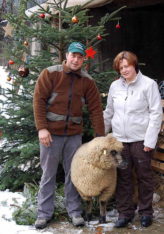 Bilden ein gutes Team: Andrea und Holger Meyer  mit Shropshire-Schafbock Max.  | Foto: Edgar Steinfelder