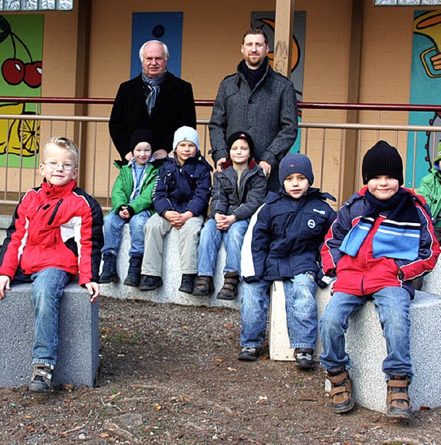 Die Firma Birkenmeier spendete neue Si...(daneben) freuen sich ber die Steine.  | Foto: Christine Aniol