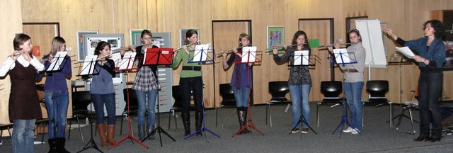 Friederike Saam (rechts)  lie  ihre  ...lerinnen   Werke von Mozart spielen.   | Foto: Skorupa-Kiefer