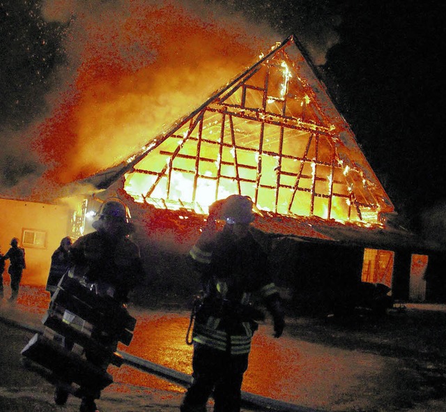 Eine Scheune in Villingen brennt nieder. Grund: unbekannt   | Foto: BLOCK