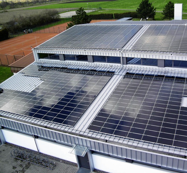 Das Dach der Herbert-Adam-Halle in Altenheim ist voll mit Solarmodulen belegt.    | Foto: Dieter Fink