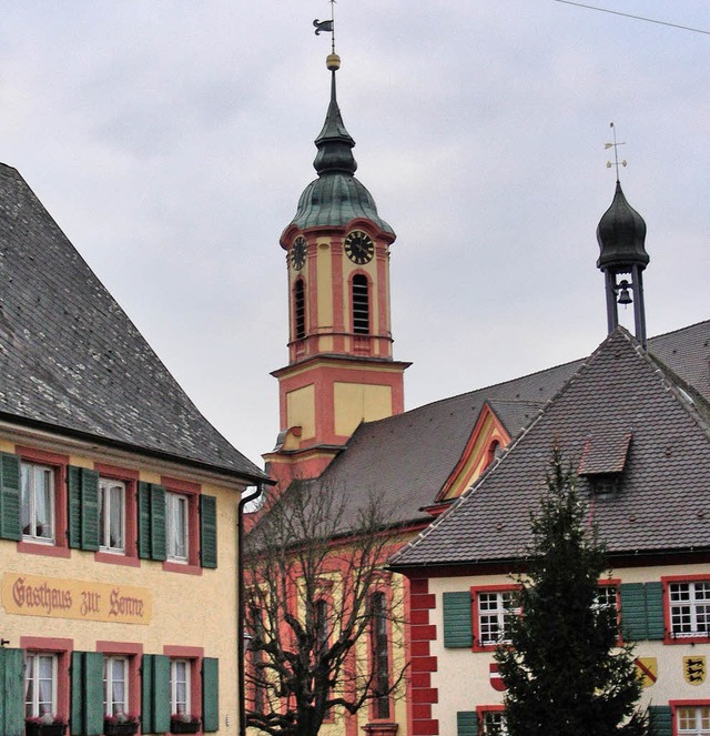 Im  Kirchturm der Merdinger Barockkirc...leinem  Glckchen ziert  das Rathaus.   | Foto: mario schneberg
