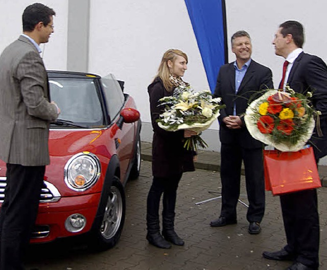 Freuen sich ber die bergabe des Mini...ch (weitere Lidl-Vertreter, von links)  | Foto: Bruno Wogh