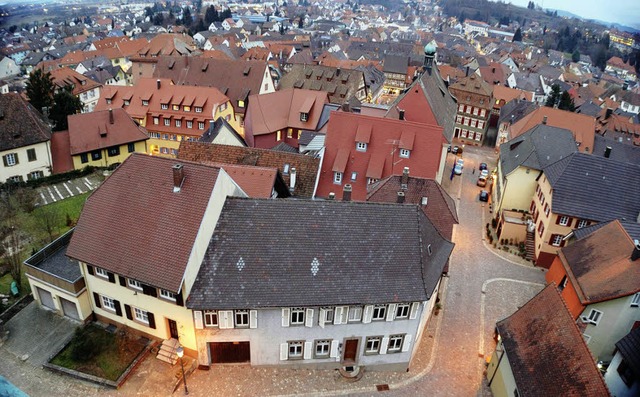 Panorama aus einem Turmfenster auf Hhe der Uhr. Rechts die  Kirchstrae.  | Foto: Stefan Merkle